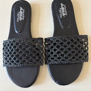 La Vie En Rose Black Woven Sandals